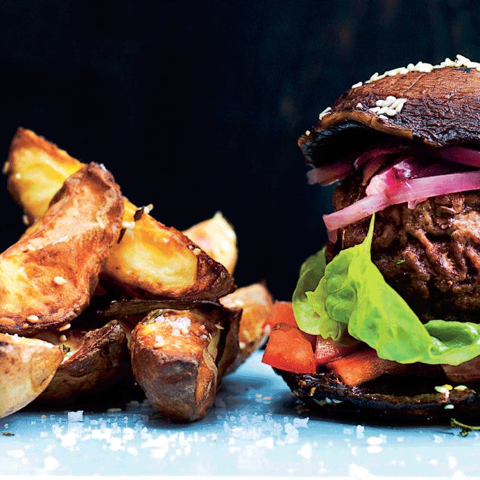 Portobello-burger med syltede rødløg og grove fritter
