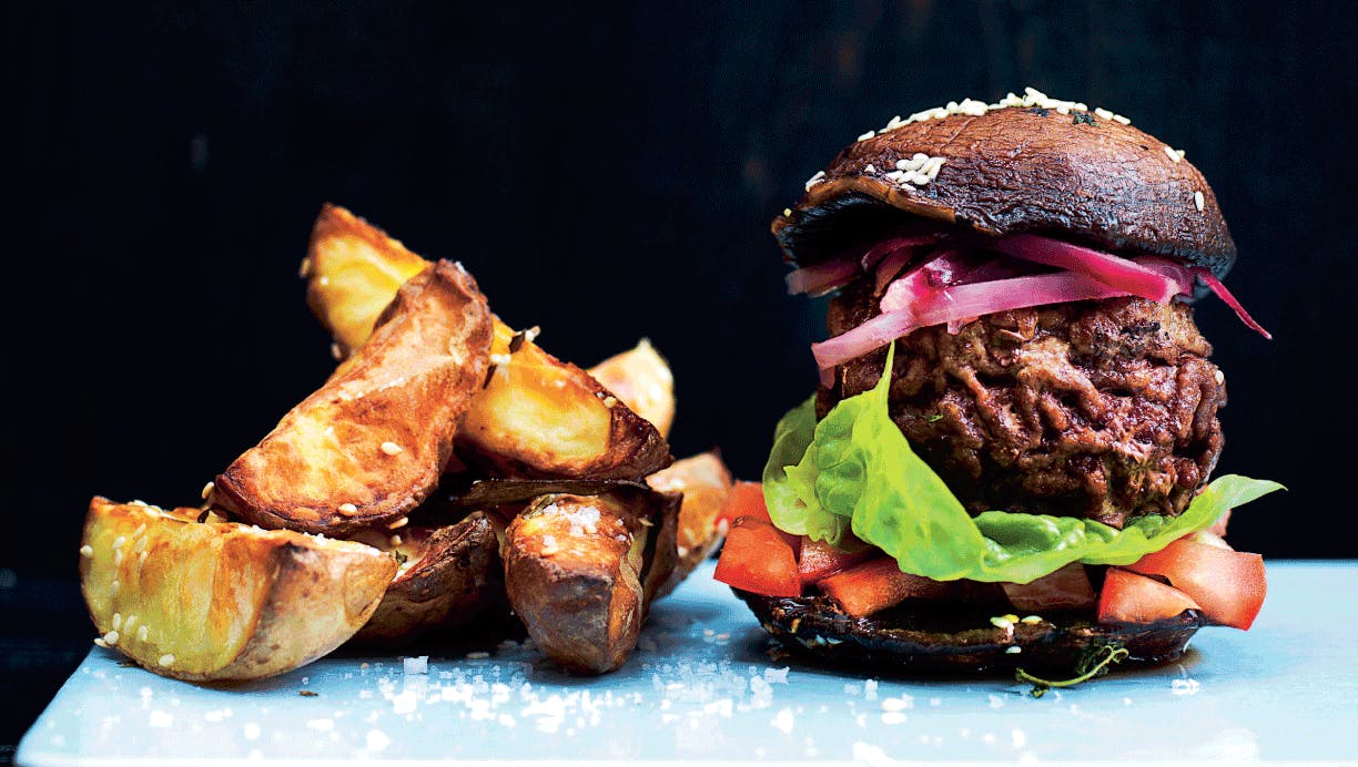 Portobello-burger med syltede rødløg og grove fritter 