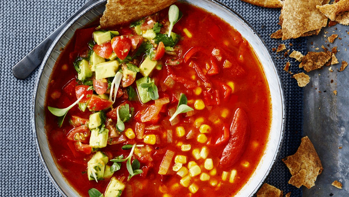 Spicy tomatsuppe med avocadosalsa
