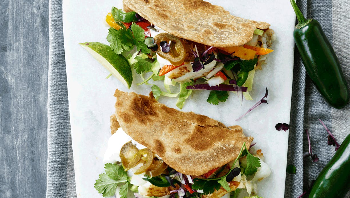 Fuldkorns-tacos med stegt fisk og grøntsager