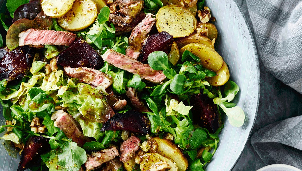 Salat med ribeye, bagte rødbeder og kartofler