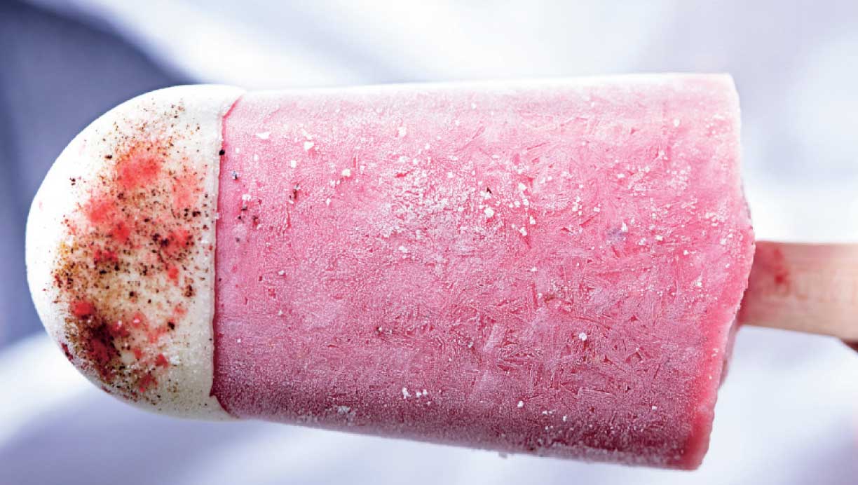 Skyr-ispinde med hindbær og hvid chokolade