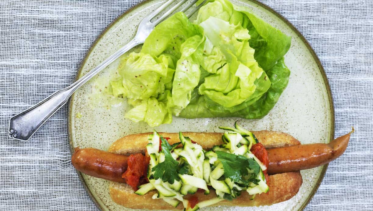 Gourmet-hotdogs med tomatkompot og grøn relish