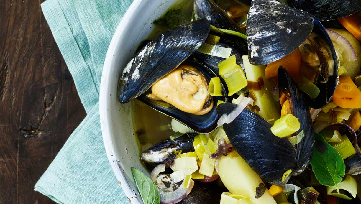 Hvidvinsdampede muslinger med gulerødder, porrer og urter 