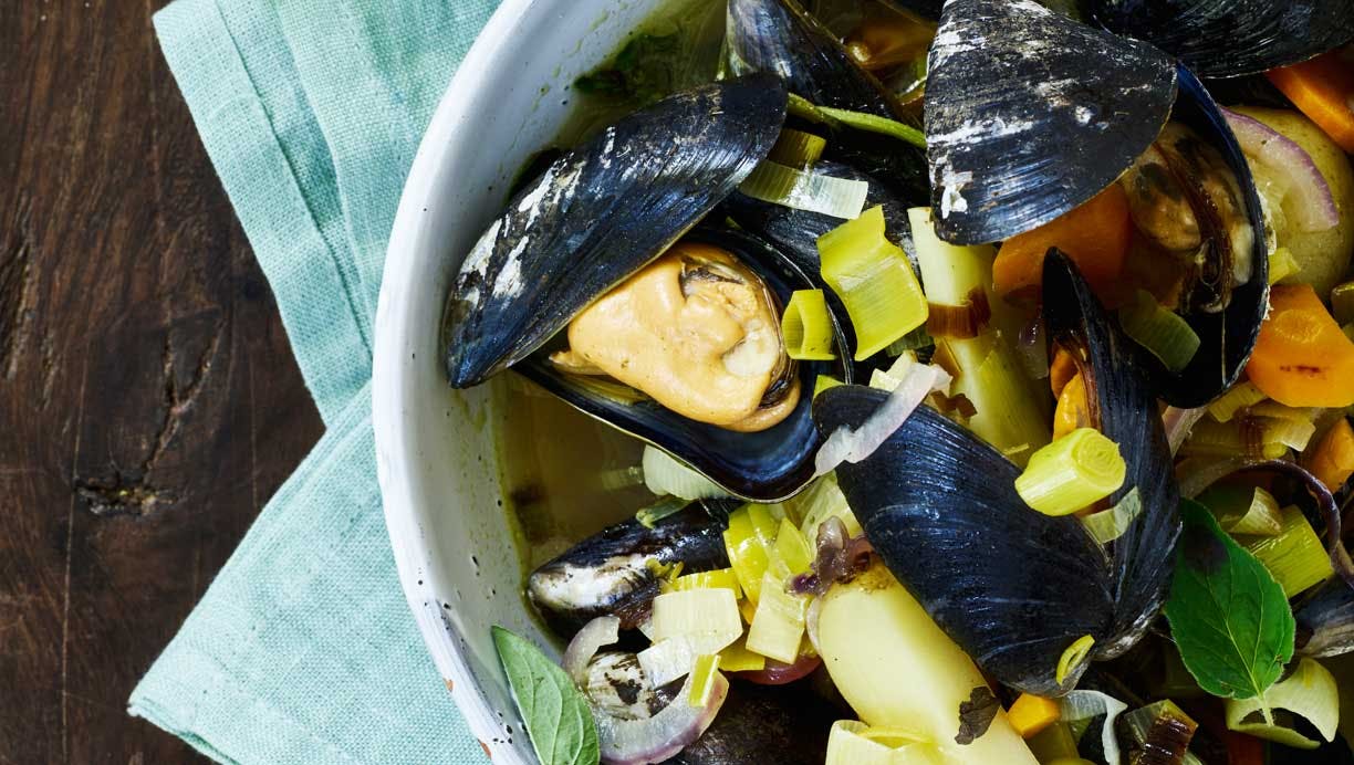 Hvidvinsdampede muslinger med gulerødder, porrer og urter