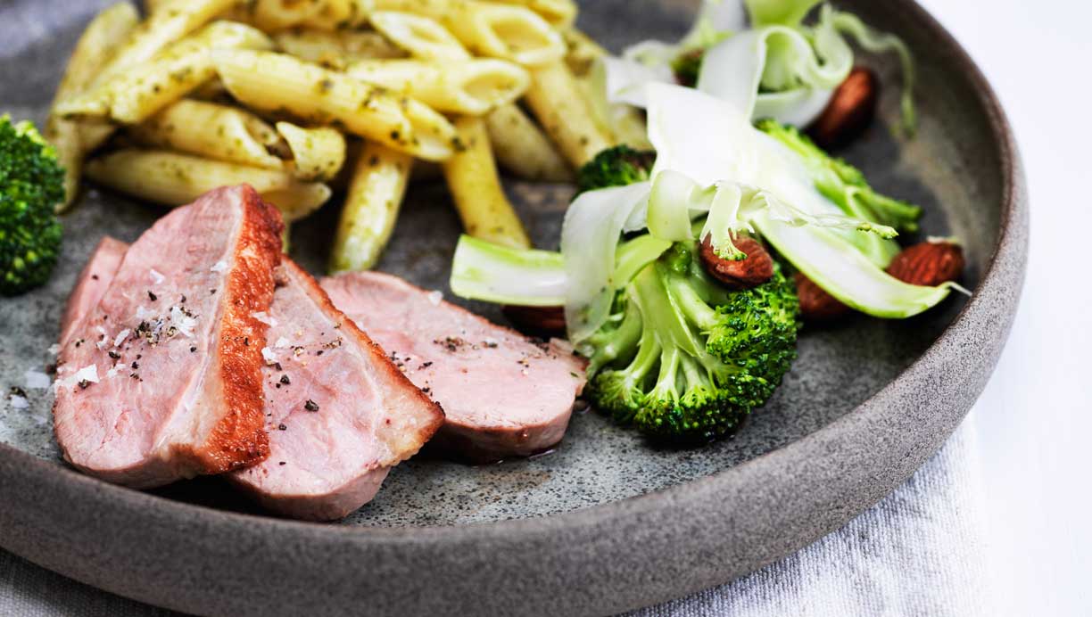 Rosastegt andebryst med broccolisalat og pasta