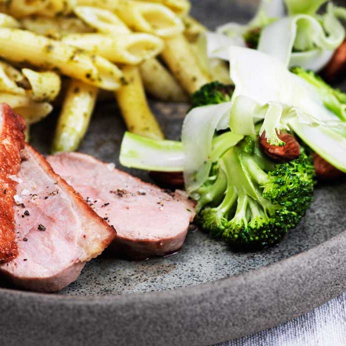 Rosastegt andebryst med broccolisalat og pasta