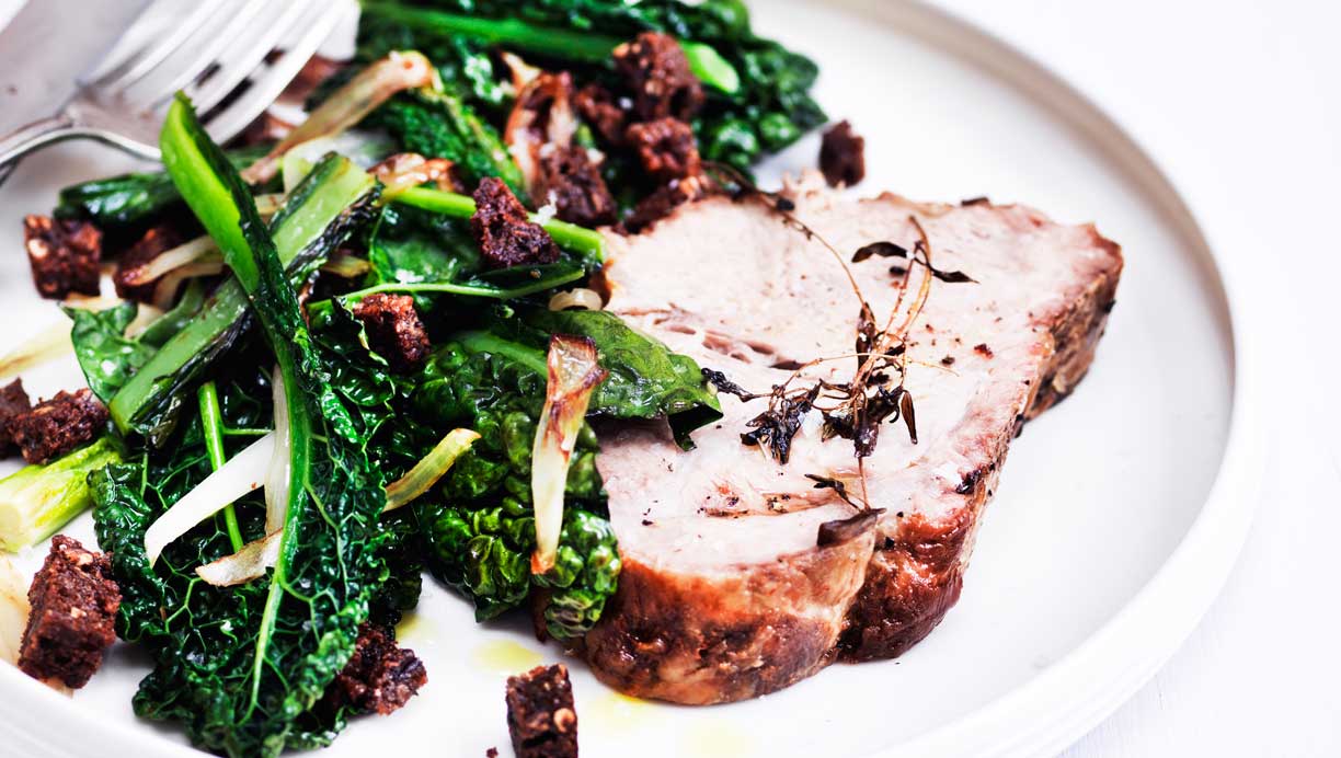 Stegt nakkefilet med palmekål, croutoner og løg 