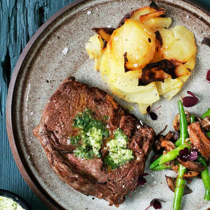 Bøf og kartofler i fad med bønnesalat og kryddersmør | Femina