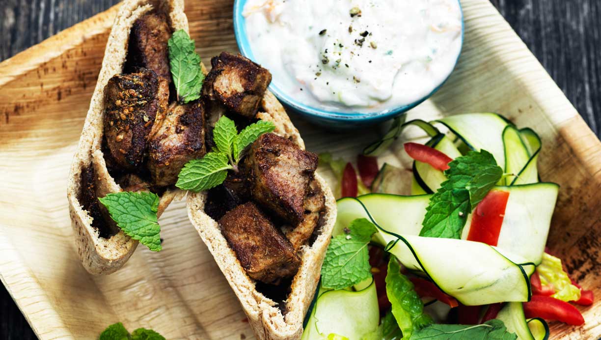 Pitabrød med ristet lammekød 