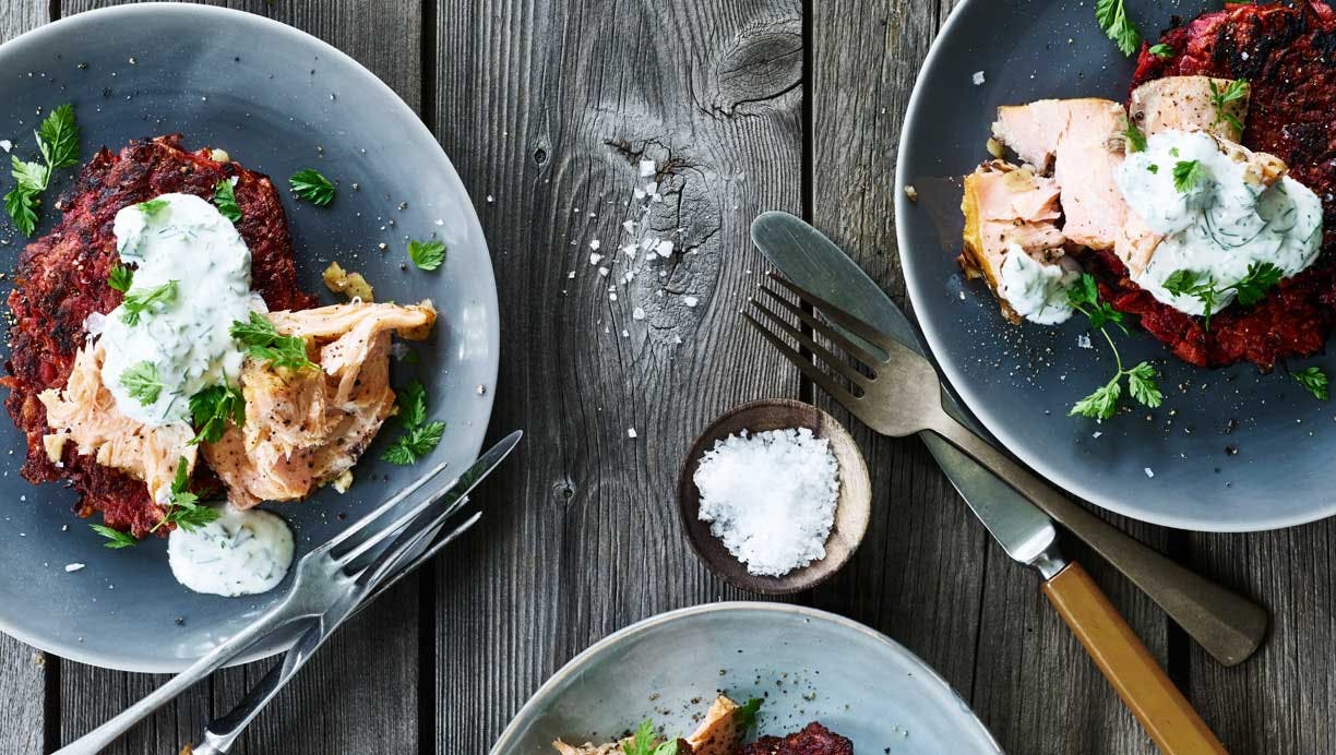 Rødbederøsti med varmrøget laks og sauce verte