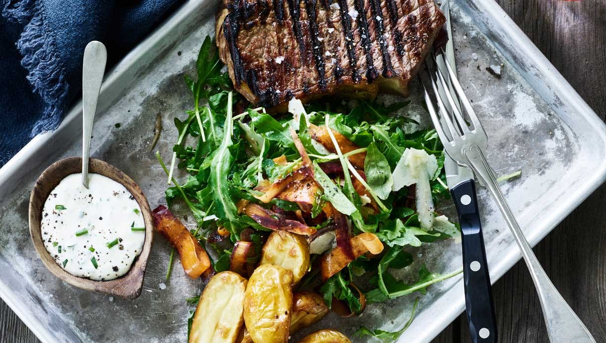 Steak med gulerodssalat, bagte kartofler og urtedip