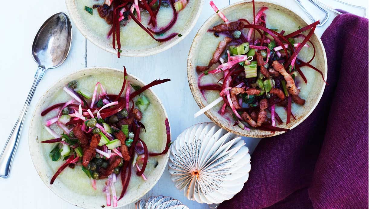 Sellerisuppe med bacon og frisk topping