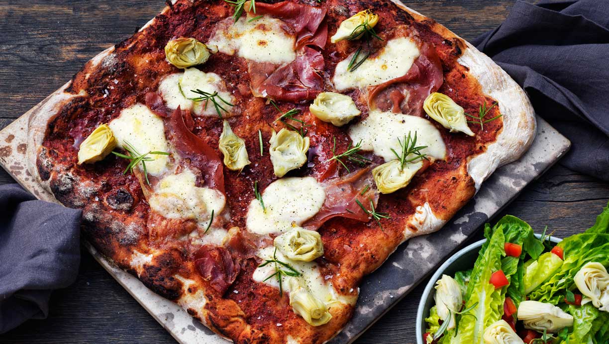 Pizza med artiskokker, serranoskinke og peberfrugt 