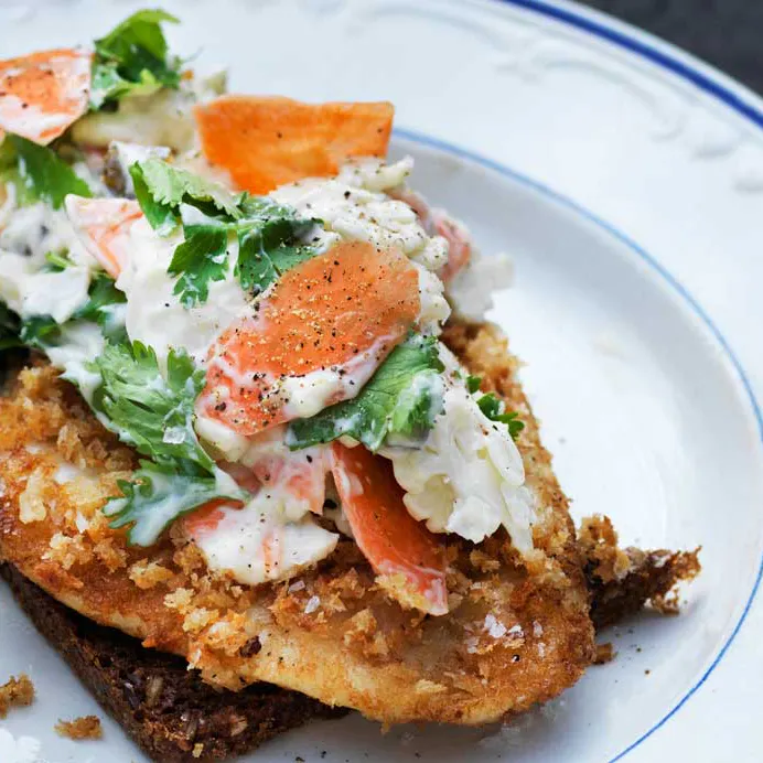 Fiskefilet på ristet rugbrød med blomkåls-gulerods-salat | Femina