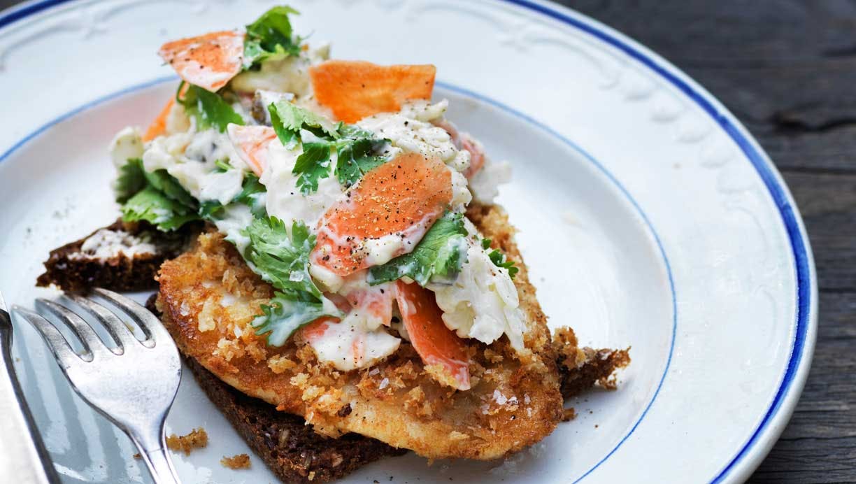 Fiskefilet på ristet rugbrød med blomkåls-gulerods-salat