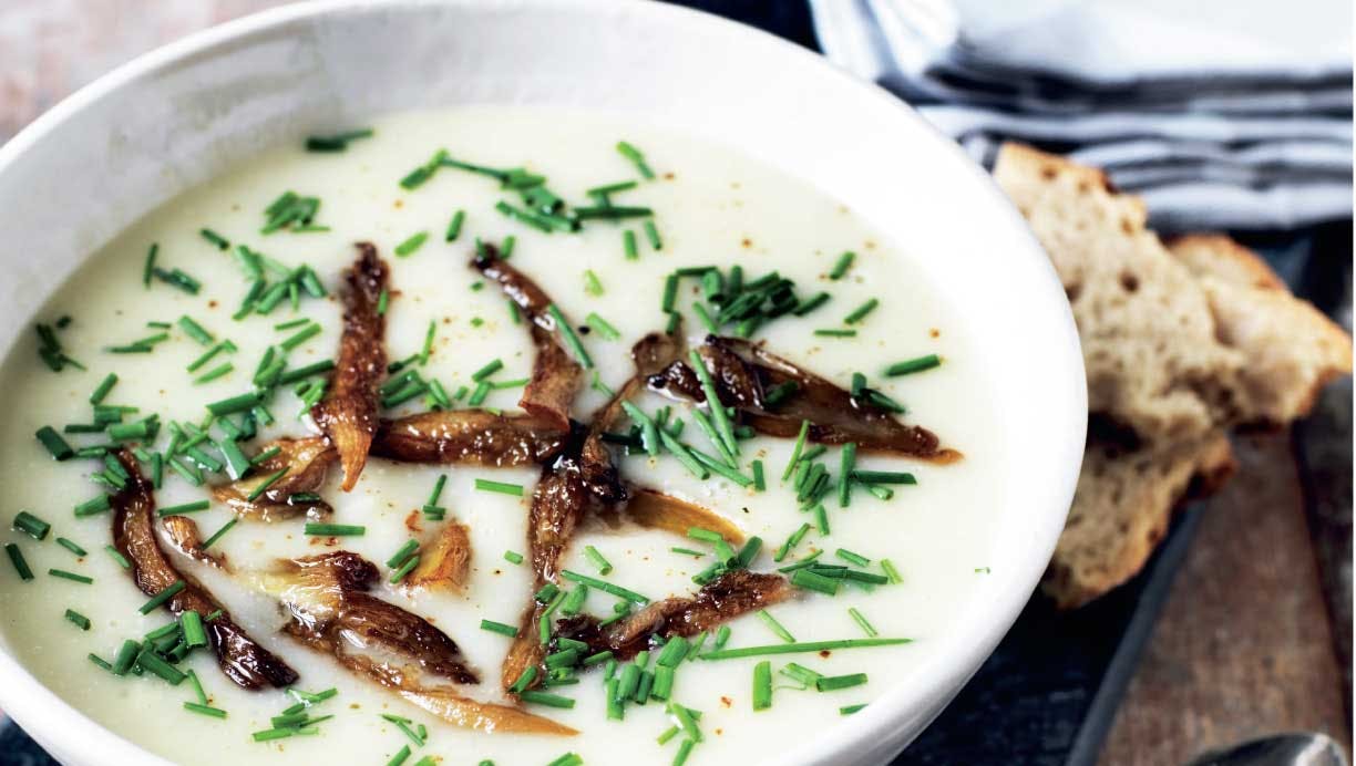Jordskokkesuppe med ristede østershatte, purløg og groft brød