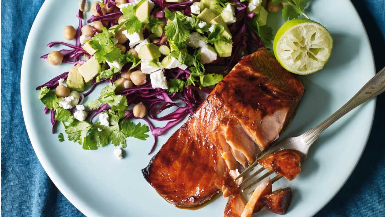 Sojamarineret laks og kikærtesalat med avocado og kål | Femina