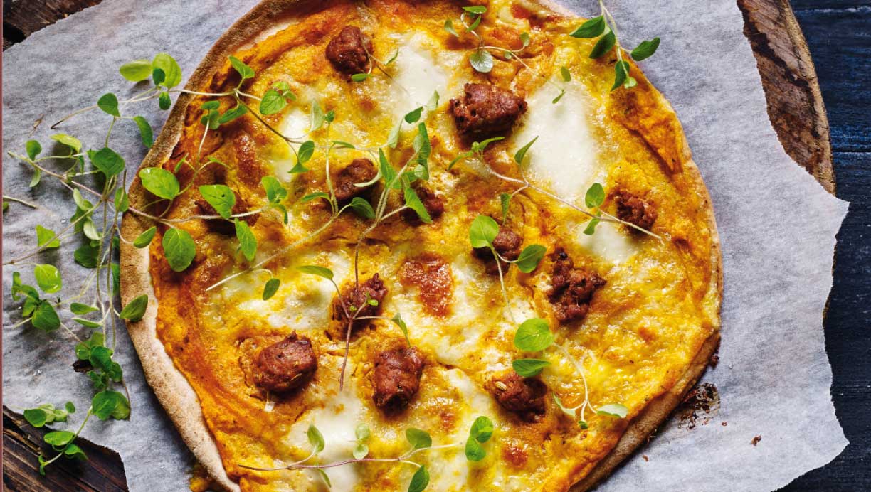 Fladbrøds-pizza med græskarsauce og italiensk pølse