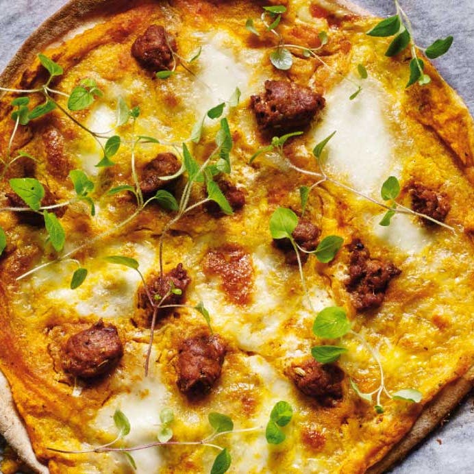 Fladbrøds-pizza med græskarsauce og italiensk pølse