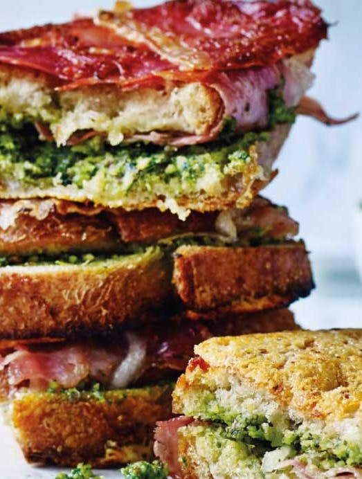 Omvendt toast med pesto og vesterhavsost