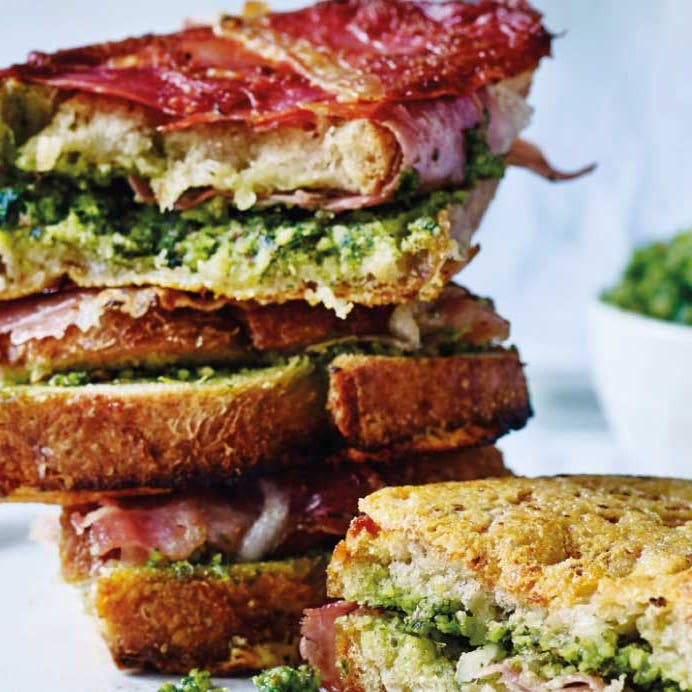 Omvendt toast med pesto og vesterhavsost