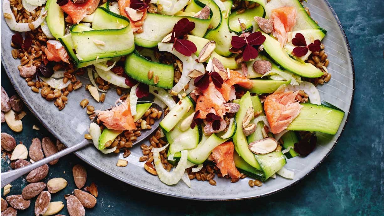 Varmrøget laks og speltkernesalat med saltmandler