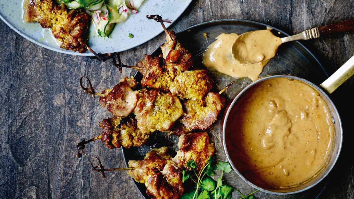 Mørbrad-satay med peanutbuttersauce og agurkesalat
