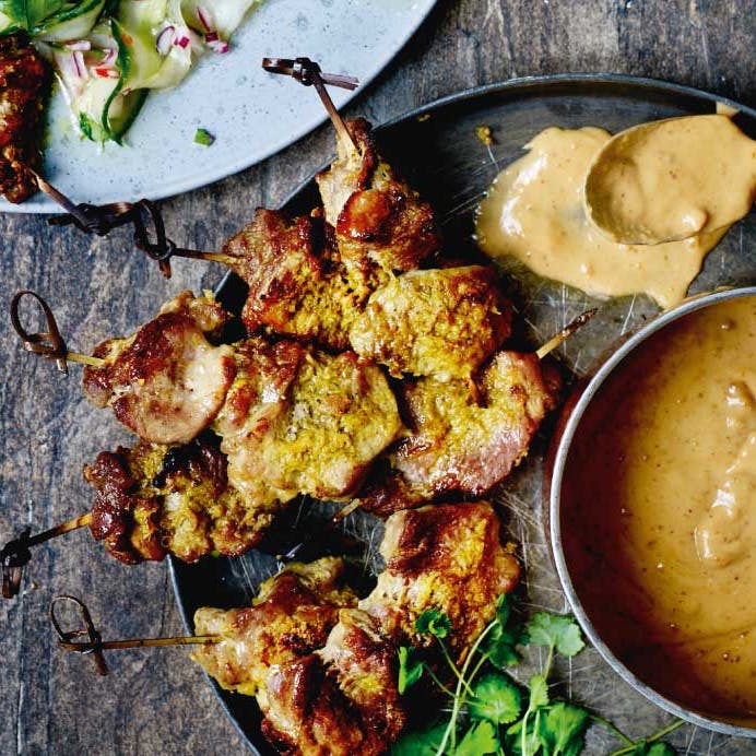 Mørbrad-satay med peanutbuttersauce og agurkesalat