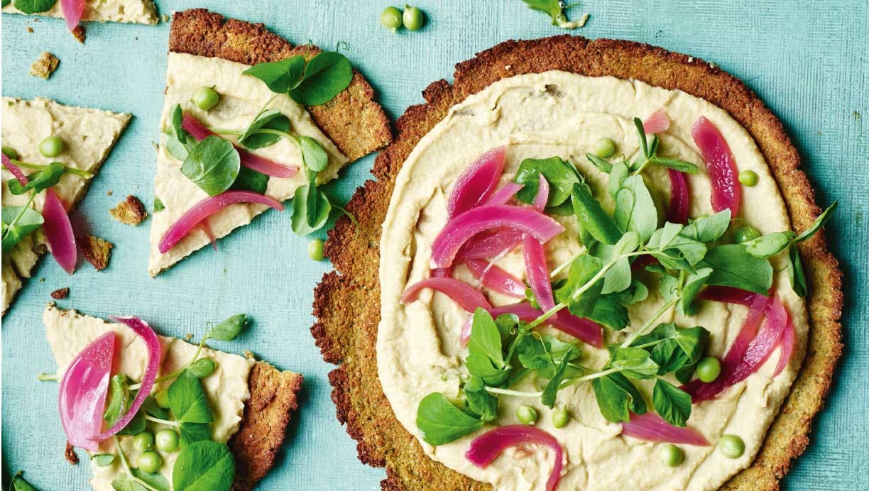 Falafelpizza med hummus og syltede rødløg