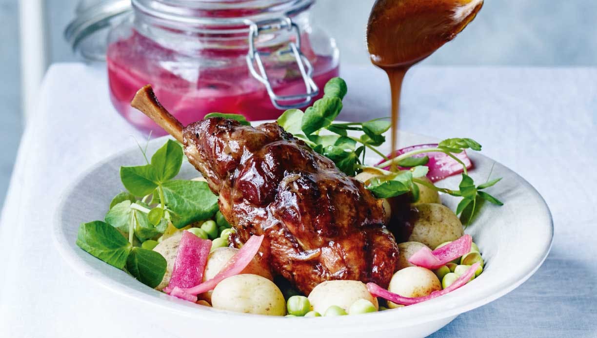 Braiserede spoleben med nye kartofler og ærter