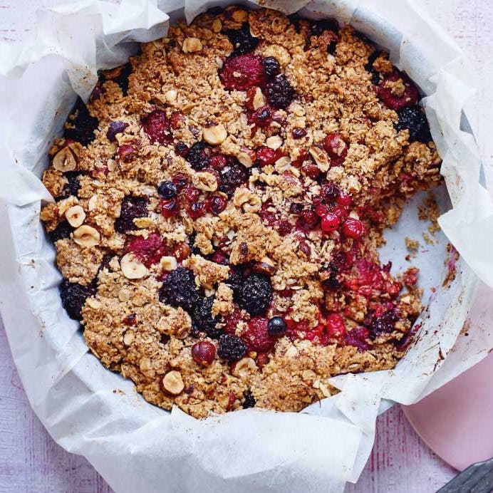 Crumble med bær og hasselnødder