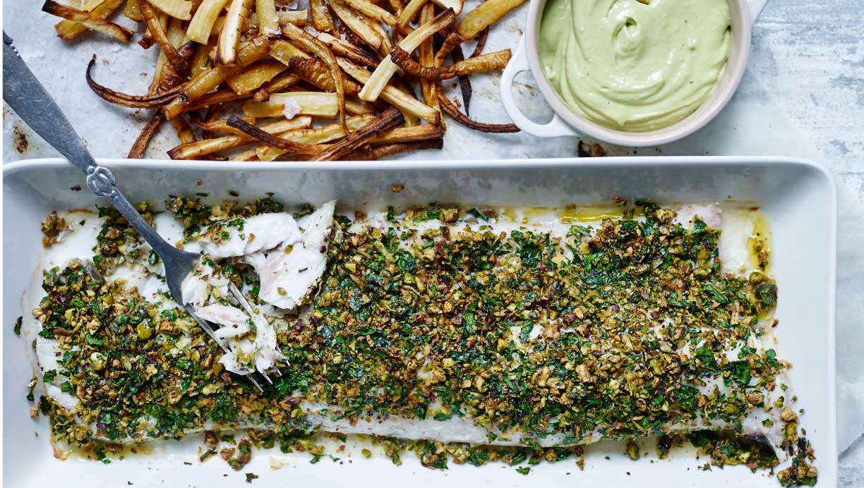 Pistaciemarineret kulmule med pastinakfritter og avocado-mayo