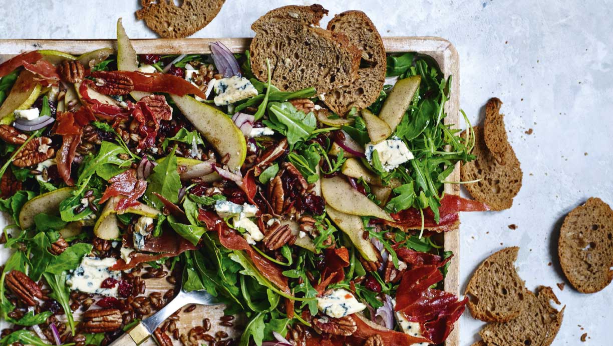 Rugkernesalat med vaniljemarineret pære og blåskimmelost 