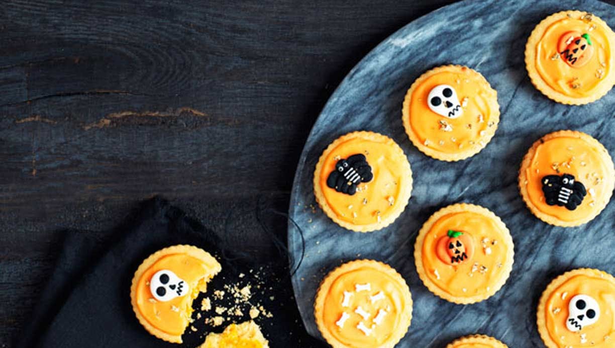 Halloween: Appelsinsnitter med marcipan og glasur