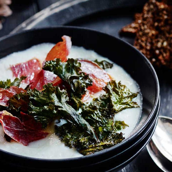 blomkålssuppe med ristet blomkål og sprød serrano