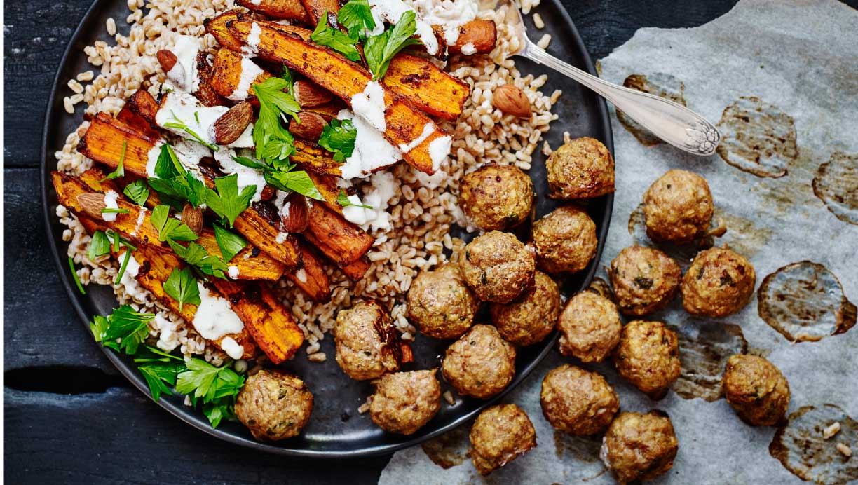 kyllingefrikadeller med harissasalat