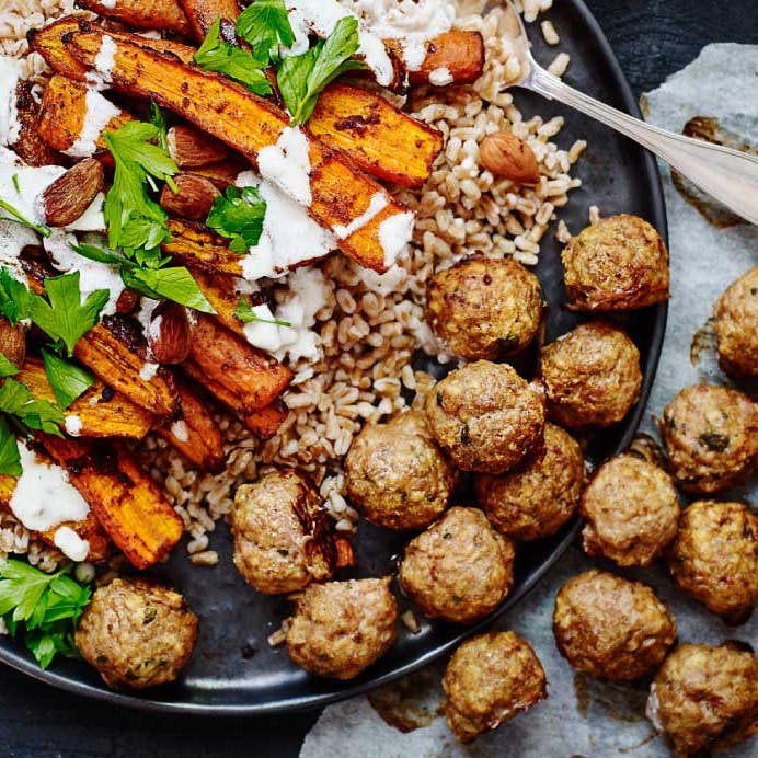 kyllingefrikadeller med harissasalat