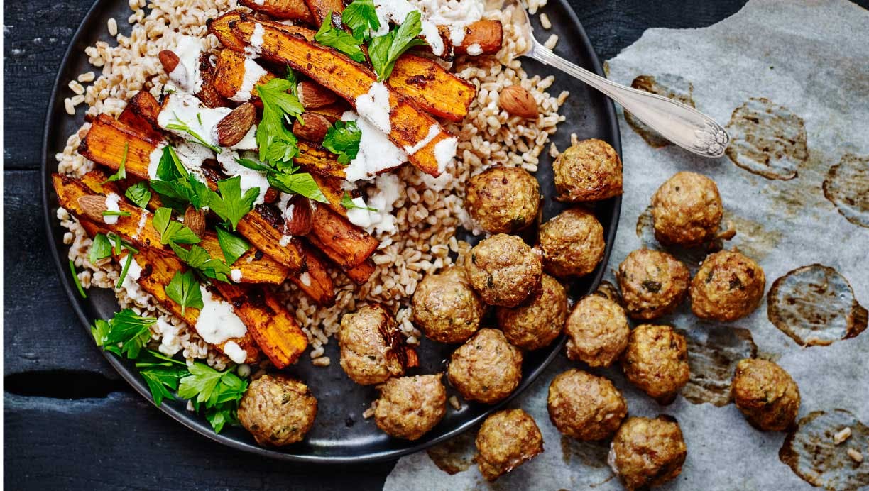 kyllingefrikadeller med harissasalat