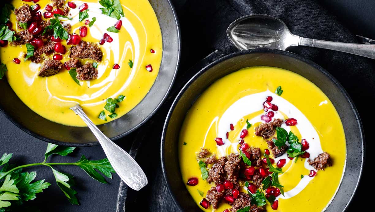 hjemmelavet gulerodssuppe med ingefær og rugbrødsknas