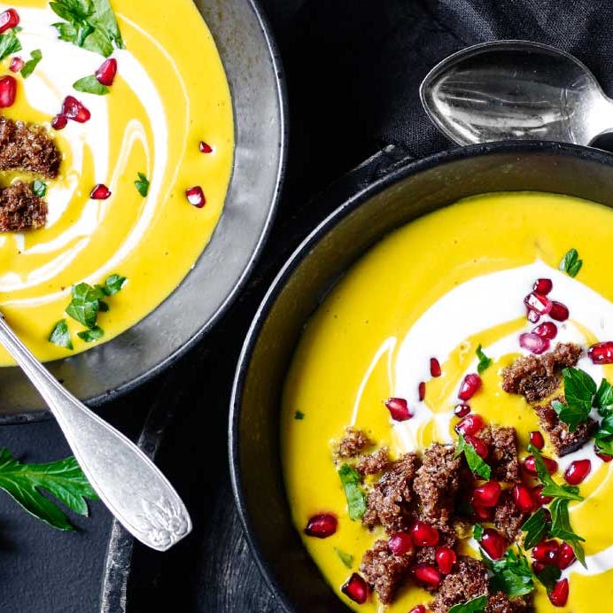 hjemmelavet gulerodssuppe med ingefær og rugbrødsknas