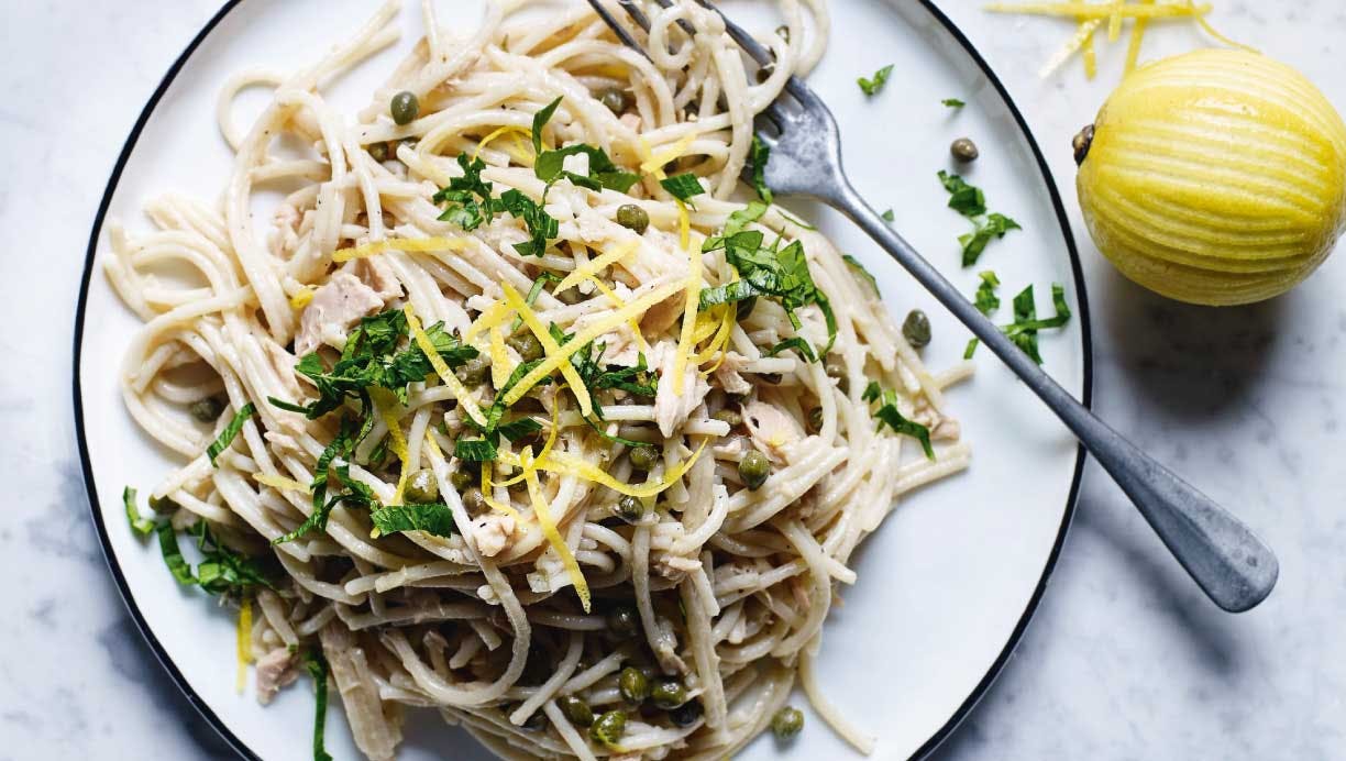 Spaghetti med tunsauce og kapers