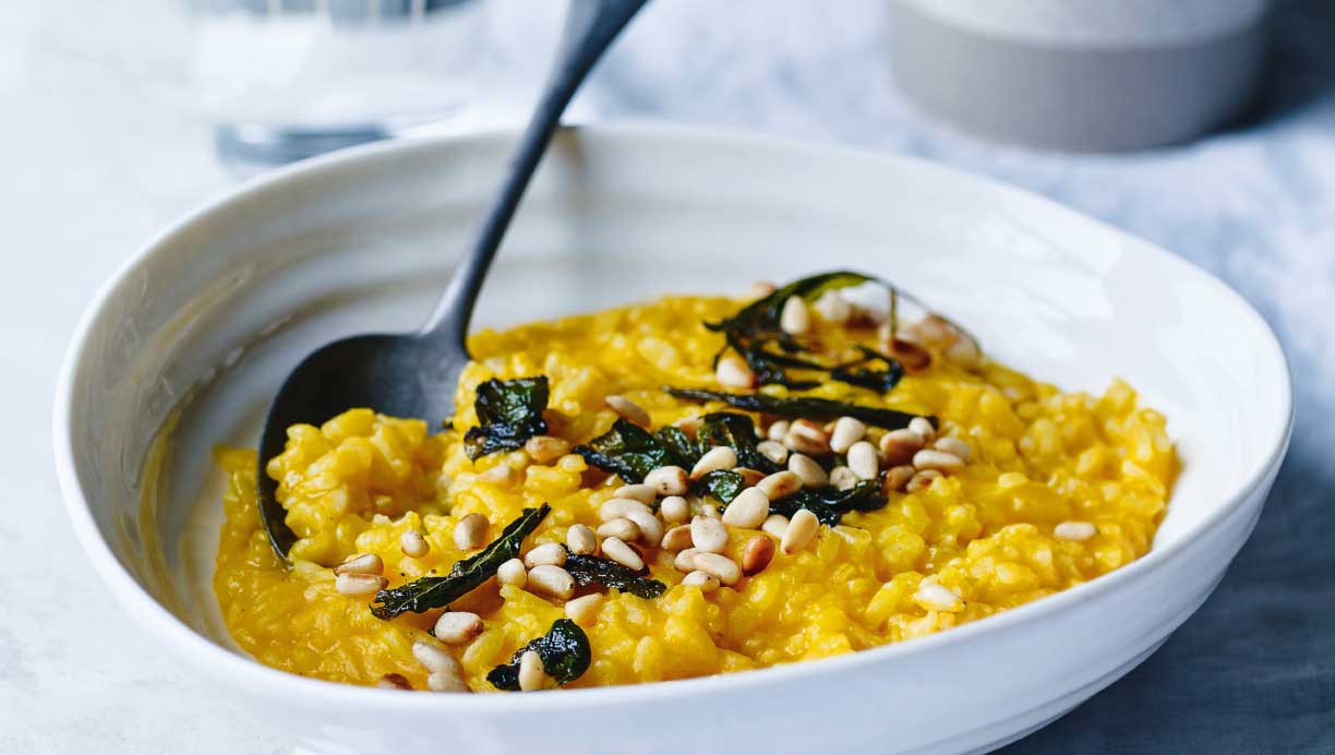 Græskar-risotto med salvie og pinjekerner