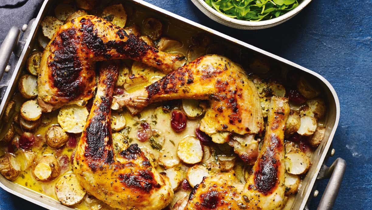 Honning-dijon-kyllingelår med jordskokker og druer