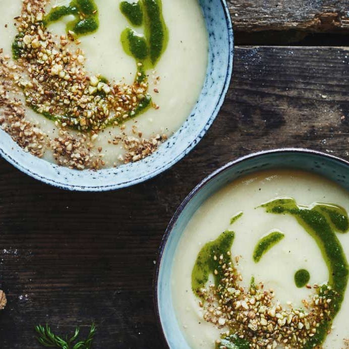 blomkålssuppe med dild-olie og dukkah 