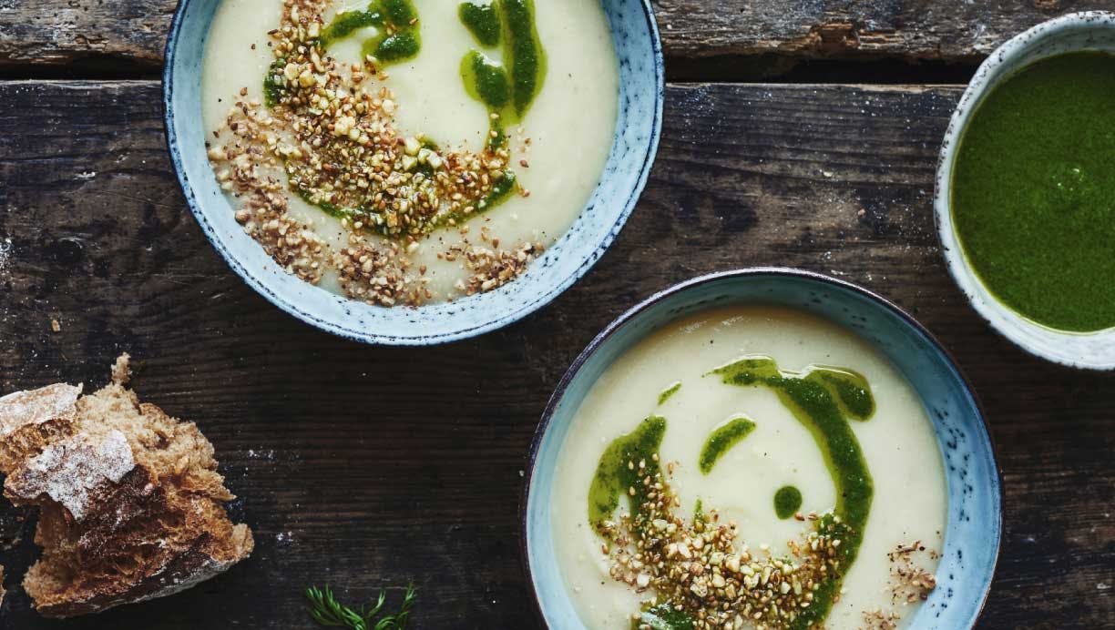 blomkålssuppe med dild-olie og dukkah