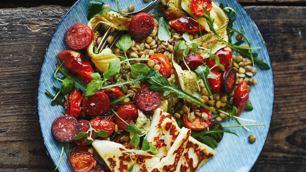 Lun linsesalat med halloumi