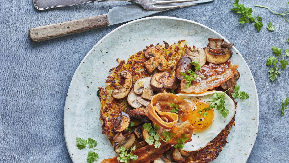 Røsti med svampe, æg og bacon