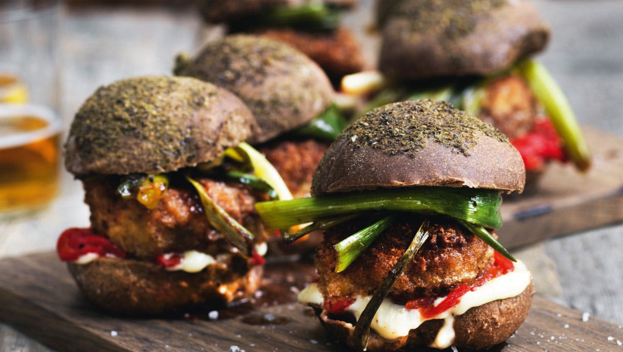 Sliders med kyllingebøf, glaserede forårsløg og hvidløgsmayo
