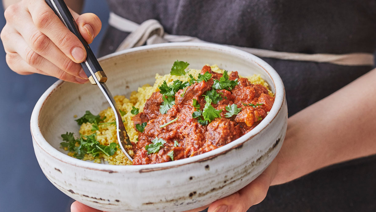 Afrikansk lammegryde med gurkemeje-couscous spækket med krydderier
